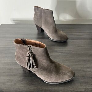 VIONIC Womens Size 7 Gray Soft Suede Tasseled Zip Up Chunky Heeled Boots